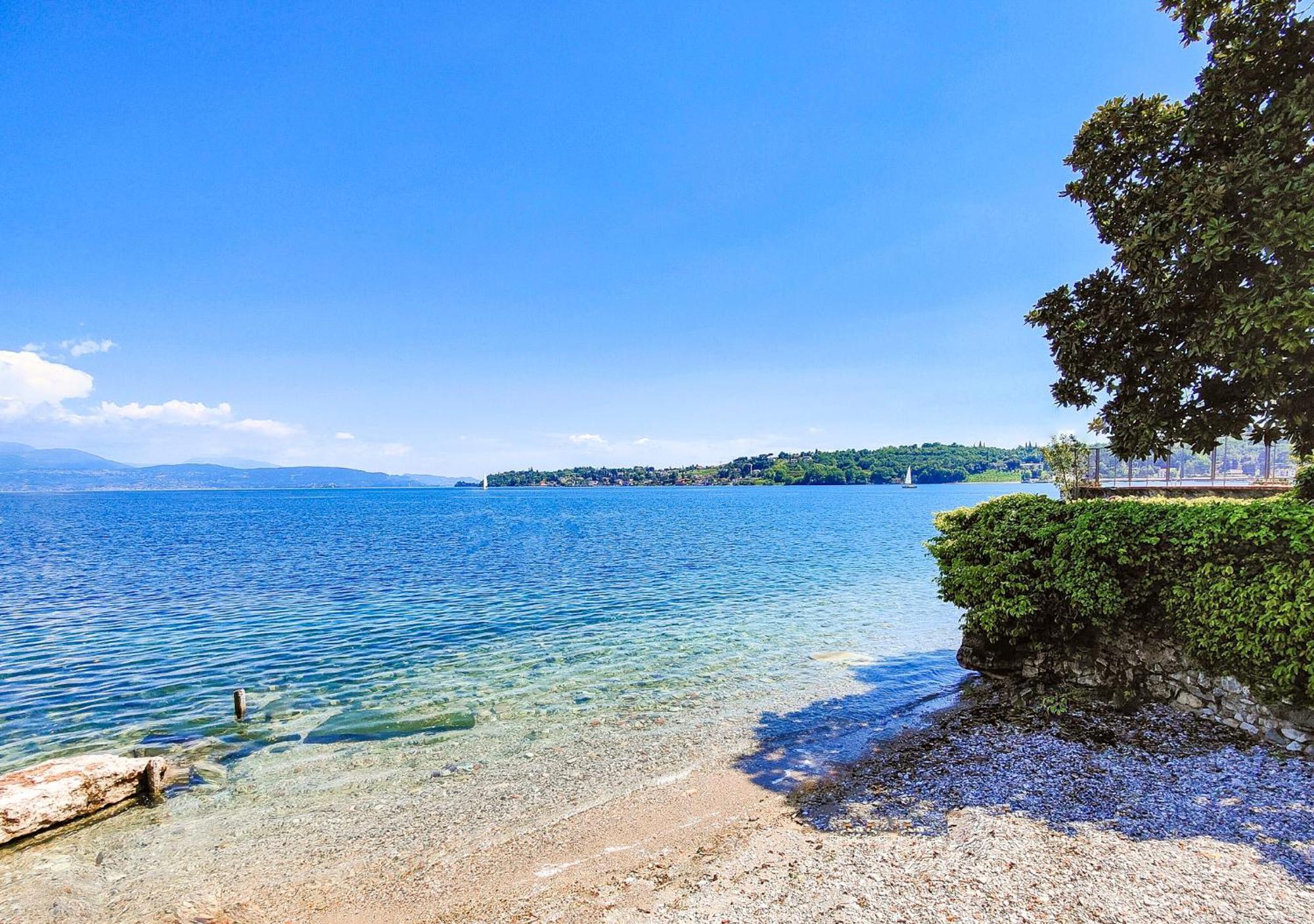 Luxury Lakeside Apartment Right On The Water Saló Exterior foto