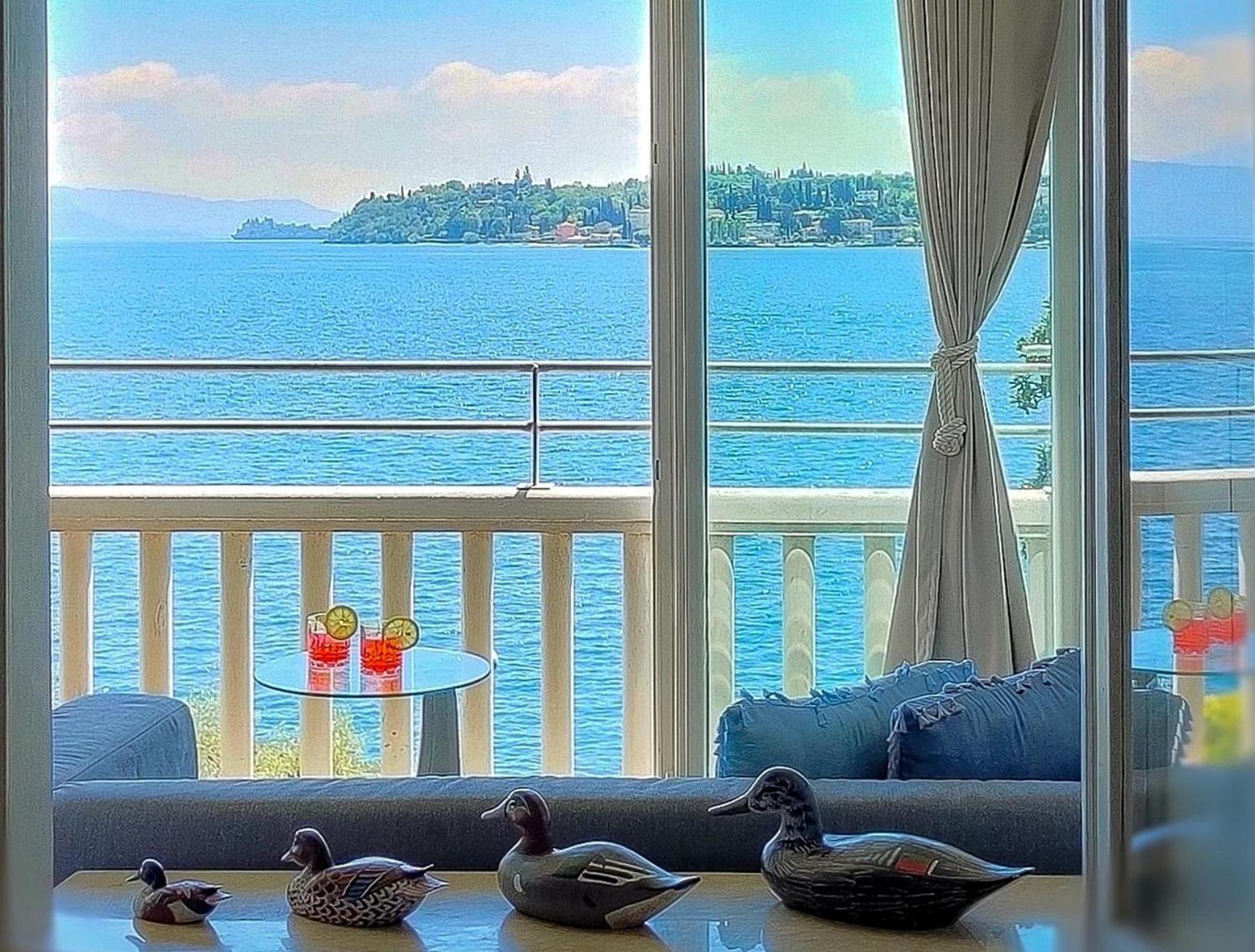 Luxury Lakeside Apartment Right On The Water Saló Exterior foto